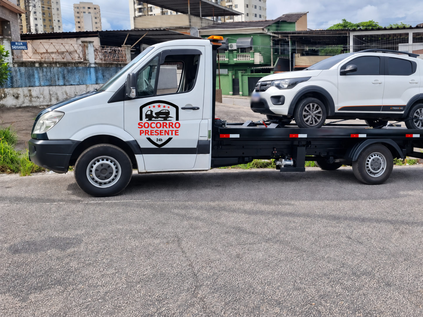 Guincho com SUV e logo Socorro Presente